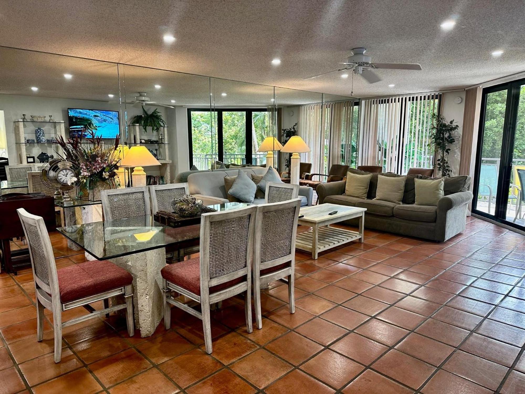 Beautifully Renovated Summer Of 2020 Come And Enjoy This Lovely Unit キーウェスト エクステリア 写真