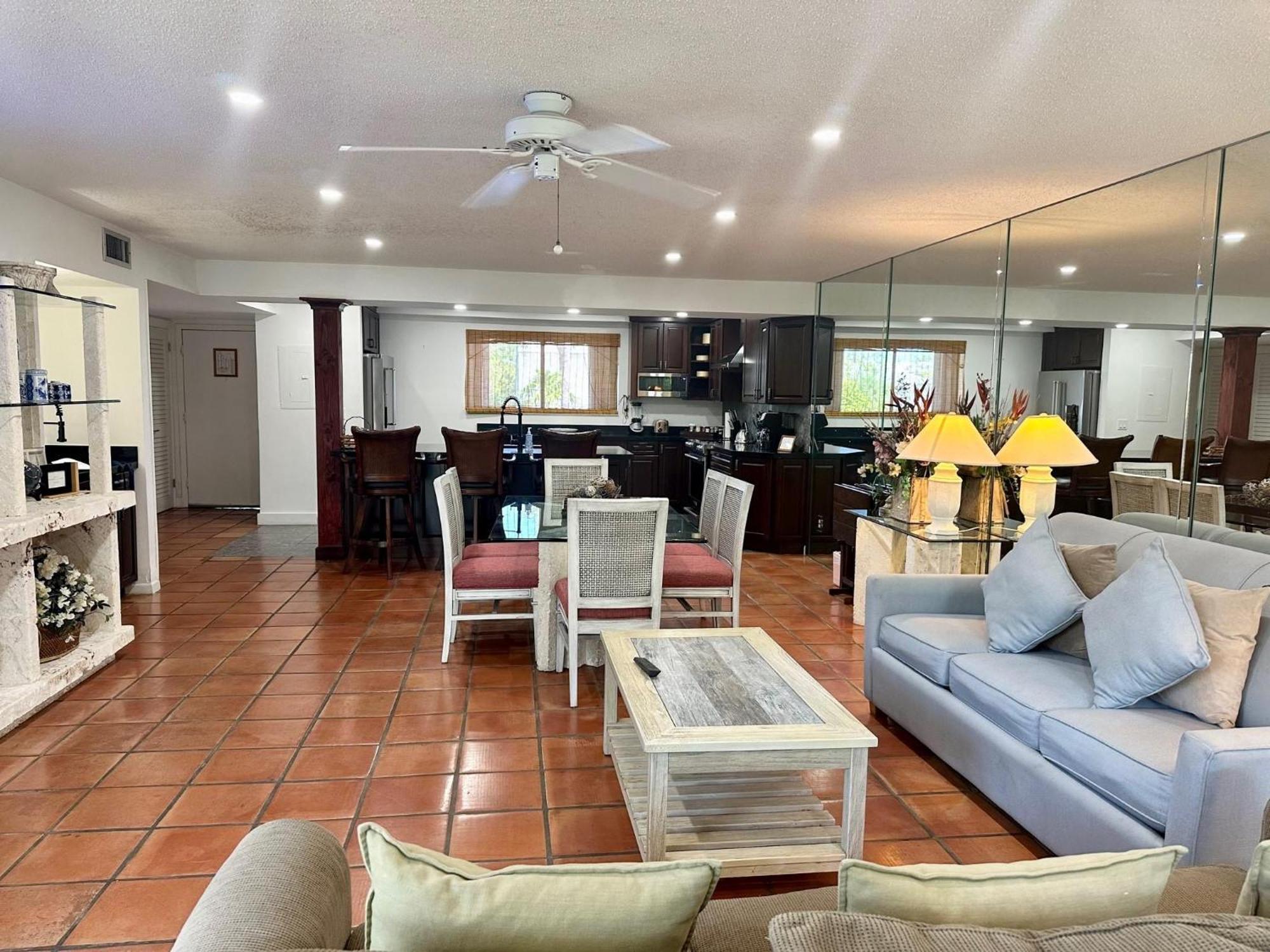 Beautifully Renovated Summer Of 2020 Come And Enjoy This Lovely Unit キーウェスト エクステリア 写真